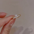 Detalle de anillo de oro de doble capa con corazón de circonita y banda trenzada fina - Juego de anillos de corazón