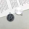 Makro-Detail von Legierungs-Zauberkugel-Anhängern mit schwarzem Sternmuster für DIY-Schmuck - Emaille Pentagramm