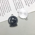 Detailansicht eines Legierungs-Kristallkugel-Anhängers mit schwarzem Mond-Emaille - Emaille Magische Kristallkugel