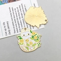Detail eines Emaille-Katzenanhängers mit floralem Design und goldener Metallrückseite - Groß / Weiß KC Gold (Emaille Blumen Katze)