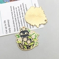 Makroansicht von Emaille-Katzenanhänger mit Blumenmuster und goldener Rückseite - Groß / Schwarz KC Gold (Emaille Blumen Katze)
