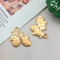 Detail von vergoldeten Weihnachtshandschuh-Anhängern mit Schleifenrelief für DIY-Schmuck - KC金色圣诞手套款式(15481)