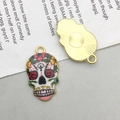 Detailansicht eines bunten Tag der Toten Schädels mit floralem Emaille und Goldrückseite - Emaillierter Bedruckter Totenkopf (12468)