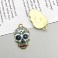 Detailansicht der Emaille-Totenkopf-Vorderseite und goldenen Rückseite des Anhängers - Emaillierter Bedruckter Totenkopf (12475)