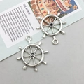 Gros plan sur des pendentifs vintage en alliage d'argent en forme de gouvernail de bateau - Style d'ancre (3272) / 25*28mm