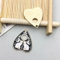 Gotische hart hanger met witte katten en maanpatronen in zwart emaille - Dubbele Kat Maan Ster Stijl / Zwart Gouden Rand
