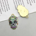 Bunter Emaille-Zuckerschädel Anhänger aus Legierung mit goldener strukturierter Rückseite - Emaillierter Bedruckter Totenkopf (12470)