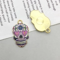 Bunte Zuckerschädel-Anhänger aus rosa Emaille mit goldener Basis für DIY-Schmuck - Emaillierter Bedruckter Totenkopf (12472)