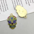 Bunter Totenkopf-Anhänger mit gelber Emaille und goldener Metallrückseite für DIY-Schmuck - Emaillierter Bedruckter Totenkopf (12474)