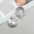Pendentifs globe terrestre en argent antique avec gravures de cartes du monde détaillées - Style de carte de la terre ronde (11180) / 16*19mm