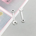 Zwei antike silberne Schlüsselanhänger aus Legierung für DIY-Schmuck und Basteln - Antik Silber Schraubenschlüssel (8523)