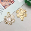Goldener Schneeflocken-Anhänger mit weißer Emaille und Textur für DIY-Schmuckherstellung - 白色KC金滴油圣诞雪花款式(18062)