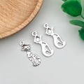 Detailweergave van zilveren kattenhangers met tijgerstrepen en contouren voor DIY-sieraden - Kattenvorm (3774)