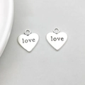 Par de colgantes de corazón plateados con palabra love para bisutería DIY - Corazón de Plata Antigua Carta de Amor (11643)