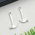 Détail de deux breloques marteaux en argent antique pour la création de bijoux DIY - Marteau à Outils Argent Antique 13*25mm (8521)