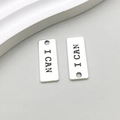 Vue macro de pendentifs en alliage d'argent avec texte I CAN gravé et finition métal brossé - Plaque de lettre I CAN en argent antique (9002)