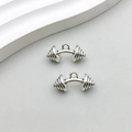 Gros plan de deux pendentifs haltères en argent antique pour création de bijoux - Haltère courbé en argent antique (9015)