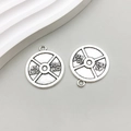 Vue macro détaillée de pendentifs d'haltères argentés avec gravures 45 LBS et 20,4 KG - Plaque d'haltère ronde en argent antique (15768)
