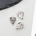 Drei antike silberne Traubenanhänger für DIY-Schmuck mit feinen Blatt- und Fruchtdetails - Traubenform (10554)