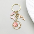 Llavero de sirena dorada con caballito de mar rosa, perlas y dijes de concha marina - Estilo Sirena Caballito de Mar Esmalte Rosa (ER589)
