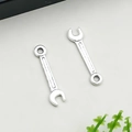 Lot de deux breloques en alliage argenté en forme de clé pour la création de bijoux - Clé à Outils Argent Antique 6*24mm (8523)