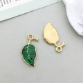 Pendentif feuille en émail vert et doré avec détails de nervures pour bijoux - Style Feuille (9955)