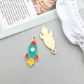 Pendentifs en émail en forme de fusée rouge et verte pour création de bijoux DIY - Forme de Fusée d'Aviation (11061)