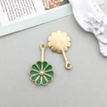 Pendentif fleur en émail vert avec perle blanche et base en métal doré poli - Forme de Fleur Ronde (12346)