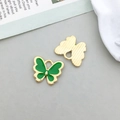 Pendentif papillon émaillé vert avec placage doré montrant les deux faces pour DIY - Forme de Papillon (12494)