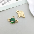 Pendentifs planète Saturne avec finition émaillée verte et accents pailletés dorés - Forme de Planète (13541)