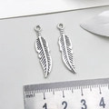 Detailaufnahme der Blattsilberanhänger mit Federstruktur und Maßstab für DIY-Schmuck - Feder Stil (8247)