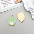Pendentif oiseau en émail vert avec dos métallique doré et boucle de suspension fine - Forme de Petit Oiseau (15384)
