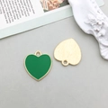 Pendentifs cœur en émail vert avec base en métal doré vus de face et de dos - Forme de Cœur (17533)