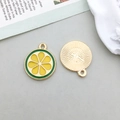 Pendentif tranche de citron en émail jaune et vert avec dos en métal texturé doré - Forme de Tranche de Citron (17535)