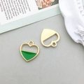 Pendentif en cœur doré en alliage avec émail vert vibrant et petite boucle de suspension - Forme de Cœur Creux (17536)