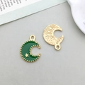 Pendentif lune émaillé vert avec étoile dorée et dos métallique à texture ondulée - Forme de Lune (17537)