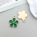 Pendentif fleur en émail vert foncé avec bordure dorée et dos en métal rayé - Forme de Fleur (17538)