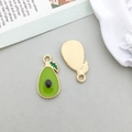 Pendentif avocat mignon en émail vert avec bordure dorée et dos à texture fine - Forme d'Avocat Ovale (11983)