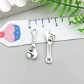 Détail de breloques clé en argent pour bijoux DIY présentées sur une règle graduée - Clé (5274) / 7x24mm / Argent antique