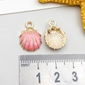 Vista macro de dijes de concha con acabado de esmalte, metal y medida de tamaño - Concha Rosa (13x18mm-1.7g-8605)