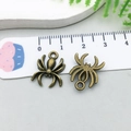 Detail van antieke bronzen spinnenhangers voor DIY-sieraden en Halloween-knutselprojecten - Kleine Spin (21)