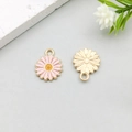 Ciondolo a margherita in smalto rosa e metallo dorato per collane e bracciali fai-da-te - Pink Enamel Chrysanthemum (14788)