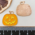 Détail macro du pendentif citrouille d'Halloween avec émail orange et base en métal - Citrouille Jaune (11064)