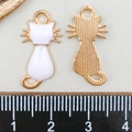 Détails recto-verso d'un pendentif chat en émail blanc avec plaquage or et texture - Chat Vue de Dos Blanc (9926)