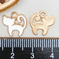 Détail du pendentif chat en émail blanc avec base dorée et dos texturé pour bijoux DIY - Chat Dos Rond Blanc (9937)