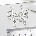 Silberne Legierung Hohlblatt Anhänger für DIY Schmuckherstellung 40mm Länge - Zweig Stil (7053)