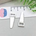 Pendentifs scie à main en alliage argenté pour bijoux DIY avec texture métal réaliste - Scie (8524)