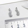 Antik-silberne Feder-Anhänger aus Legierung im Vintage-Stil für DIY-Schmuck - Blatt Feder Stil (10415)