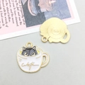 Vista dettagliata fronte e retro del ciondolo a forma di gatto in tazza smaltata - Tazza da Tè Smalto Gatto Nero (16962)