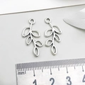 Hohler Blattanhänger in Altsilber-Optik für DIY-Schmuck, Halsketten und Armbänder - Hohl Geschnitten Blatt-Stil (10797)